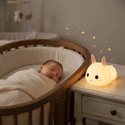 bébé dort avec lapin veilleuse sur table chevet