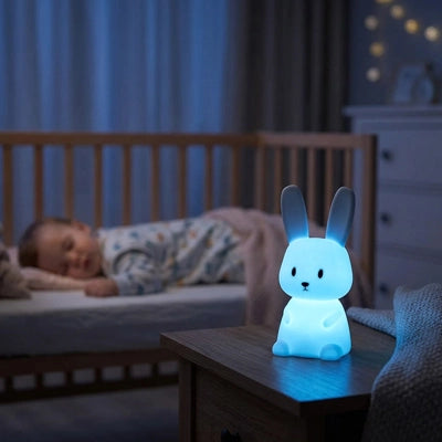 bébé dort avec veilleuse bébé bleu sur bureau