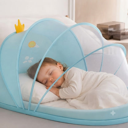 Bébé dort bien dans son moustiquaire pour cododo