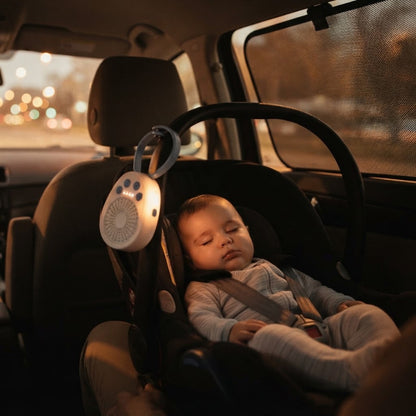 bébé dort dans la voiture avec veilleuse bébé bruit blanc