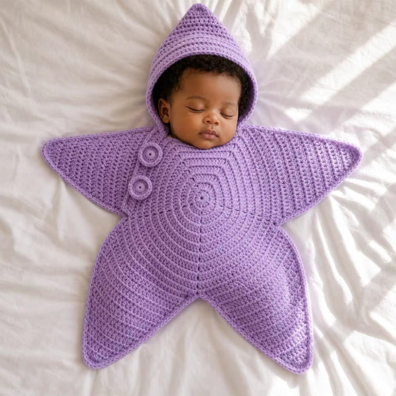 bébé dort dans nid dange mauve