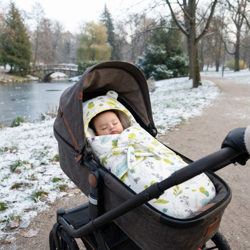 Bébé dort dans son nid d Ange cosy en poussette