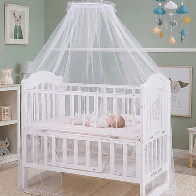 bébé dort sous moustiquaire lit bebe