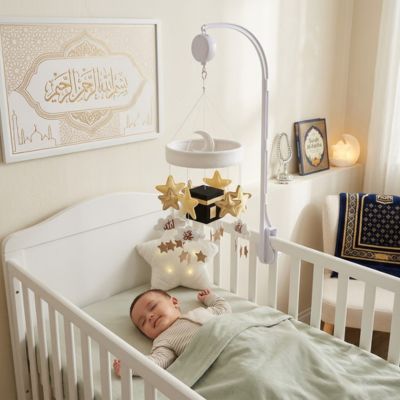 bébé dort sous son mobile musical Kaaba