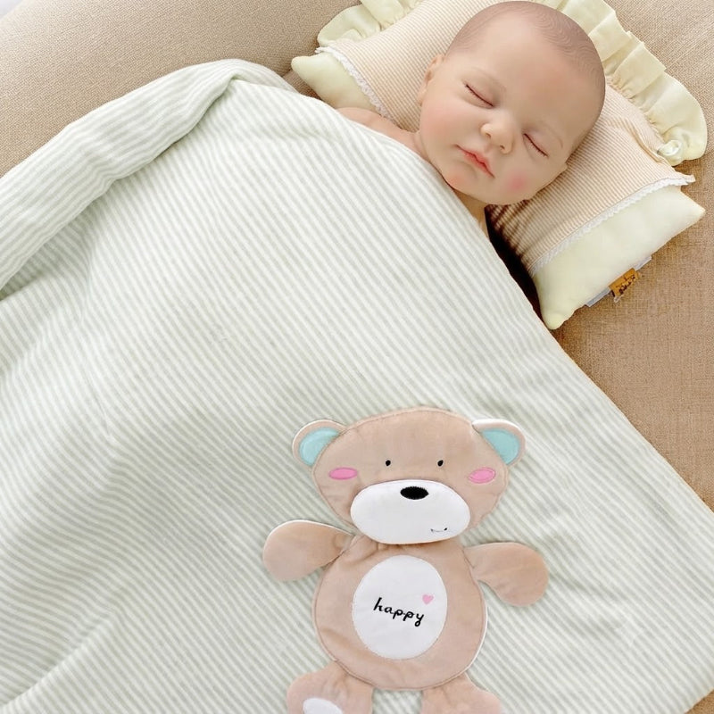 bébé dort sous son nid d'ange transformé en couverture