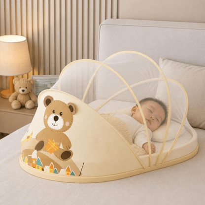bébé dort sur lit maman sous moustiquaire pour cododo