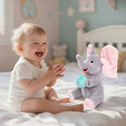 bébé éclate de rire avec peluche éléphant