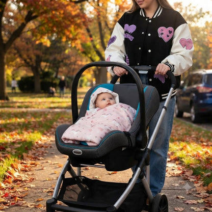 Bébé en promenade avec maman dans son nid d Ange siege auto