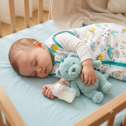 bébé endormie avec son biberon et ourson dans sa gigoteuse été