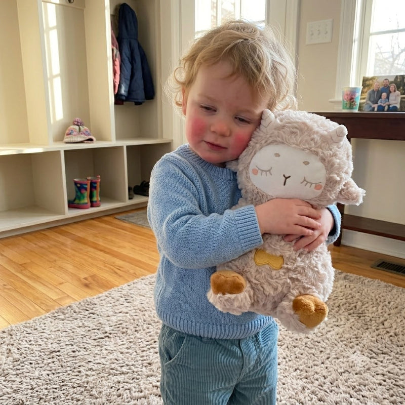 bébé entre de sa promenade et serre contre lui sa peluche relaxante qui respire