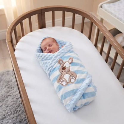 bébé enveloppé par sa couverture bébé naissance en flanelle dans son berceau