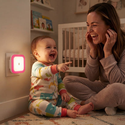 Bébé et maman s'amusent avec la veilleuse murale