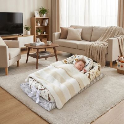 Bébé fait la sieste dans son reducteur de lit au salon