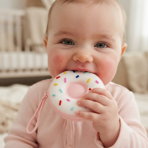 bébé perce ses dents sur boite a tetine blanche