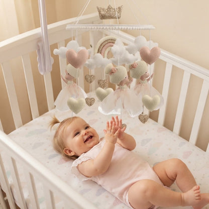 bébé qui applaudit son mobile bébé fille