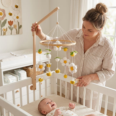 bébé qui regarde son mobile bébé avec maman