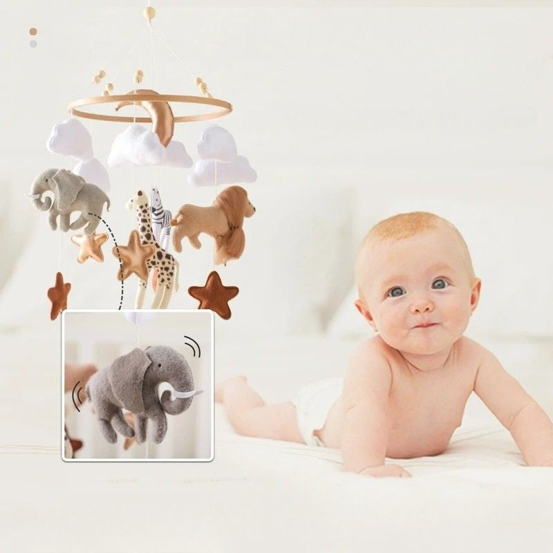 bébé qui regarde son mobile bebe
