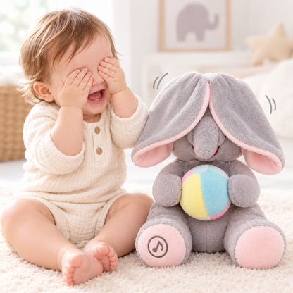 Bébé s'amuse avec la peluche éléphant, cache-cache.
