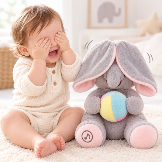 Bébé s'amuse avec la peluche éléphant, cache-cache.