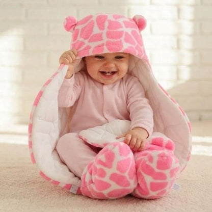 bébé s'amuse avec son nid d'ange