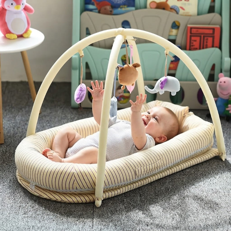 bébé s'amuse avec le support de jeux de son réducteur de lit