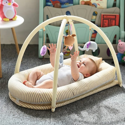 bébé s'amuse avec le support de jeux de son réducteur de lit