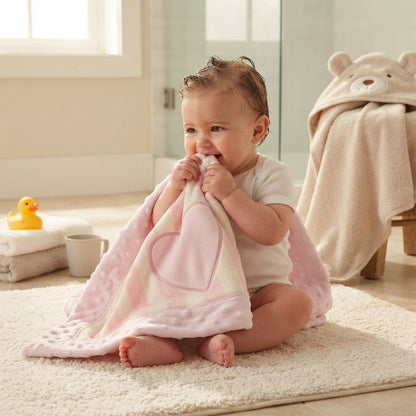 bébé sort du bain avec sa couverture bébé naissance rose