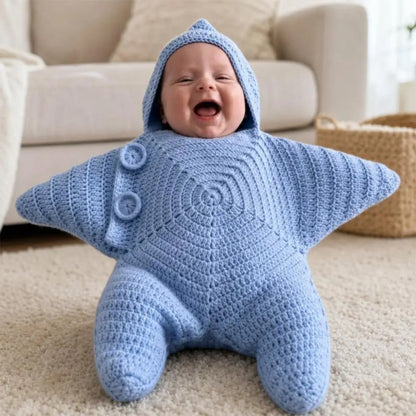 bébé souriant dans nid d'ange bleu