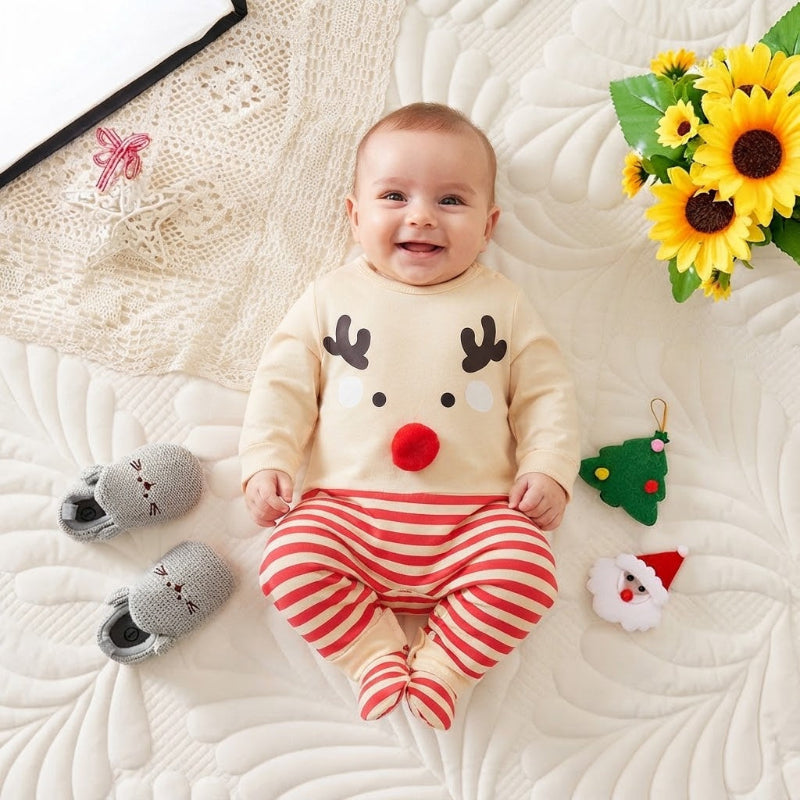 bébé souriant dans son pyjama noel pour bebe