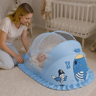 bébé sous le moustiquaire cododo baleine avec maman