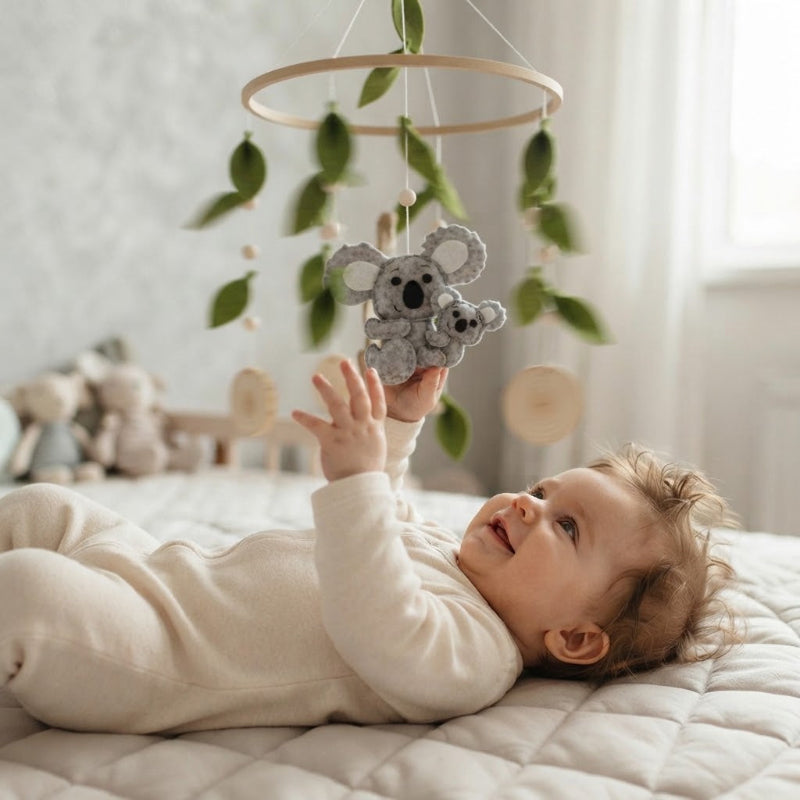 bébé stimulé par son mobile lit bebe koala
