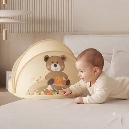 bébé touche le dessin de son moustiquaire pour cododo