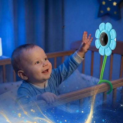 bébé veut attraper son babyphone camera