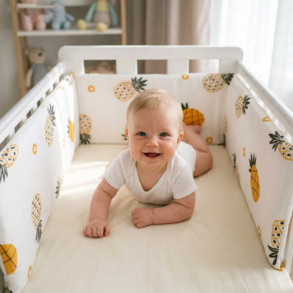 bébé dans son berceau avec tour de lit bébé ananas