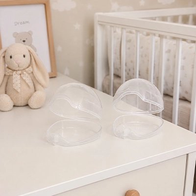 boîte à tétine sur table de chevet bébé