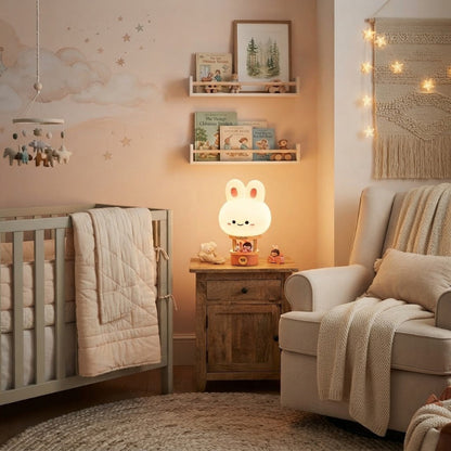 chambre de bébé avec veilleuse lapin