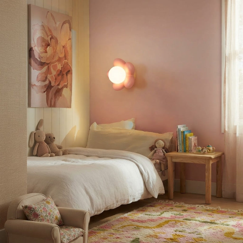 Chambre petite fille avec veilleuse murale en déco