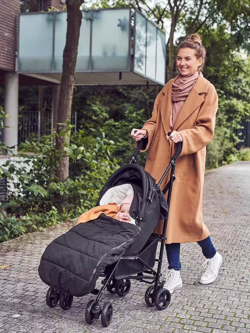 Chancelière-poussette-noir-avec-bébé-et-maman-en-promenade