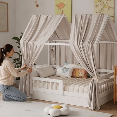 Ciel de lit cabane s'installe facilement avec maman