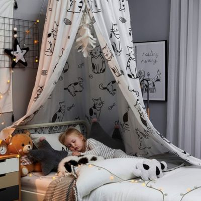 ciel de lit bébé avec fillette et son chat dans le lit