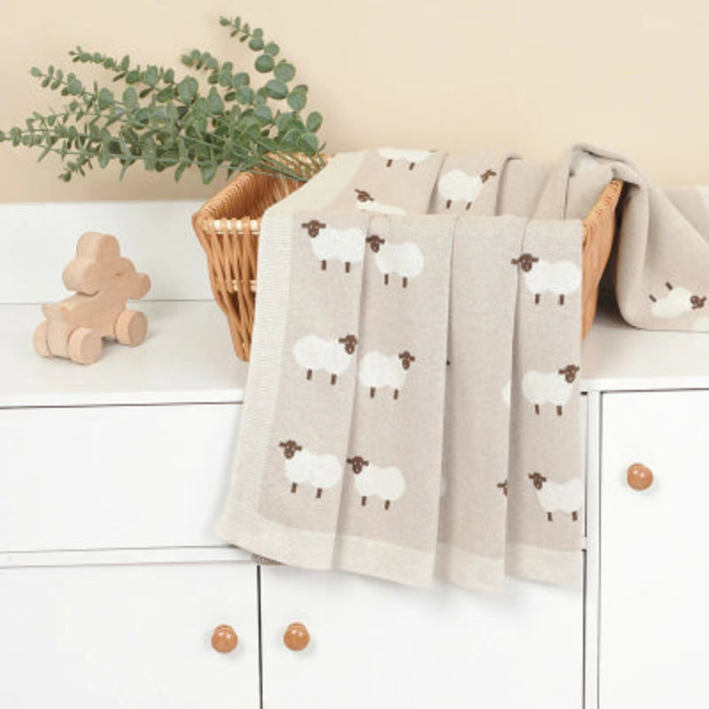 couverture bebe mouton beige dans panier