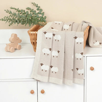 couverture bebe mouton beige dans panier