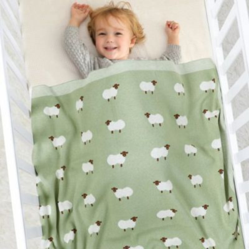 couverture bebe moutons sur garçon couché
