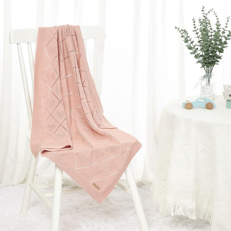 couverture bebe tricot sur chaise