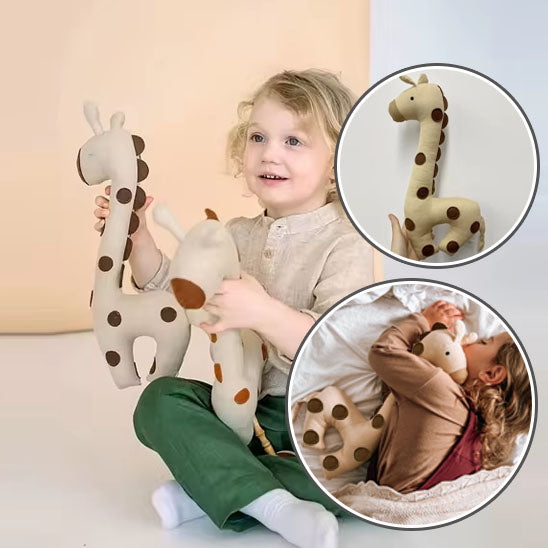 doudou-basse-cour-girafe- dans -les -bras-d'un-enfant