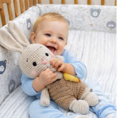 doudou-lapin-bras-bebe