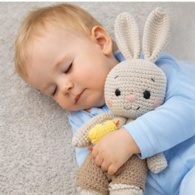 doudou-lapin-et-Lucas-dort