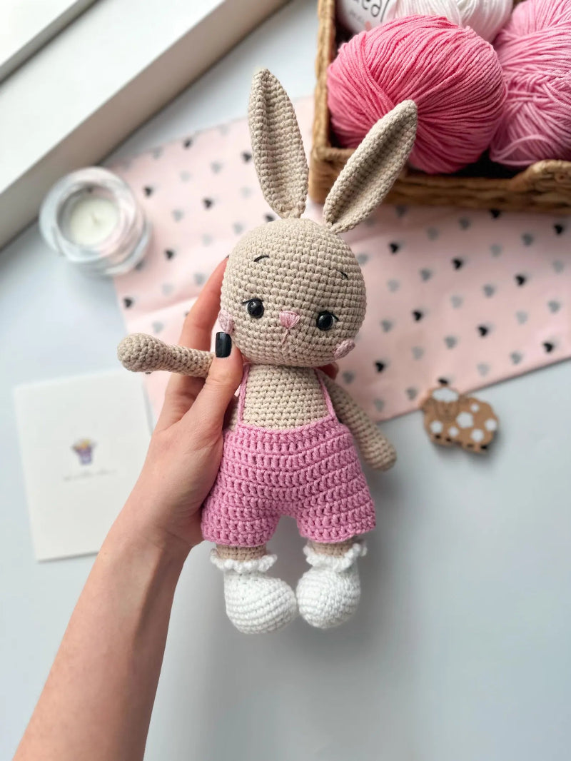 doudou-lapin-salopette-rose-pale