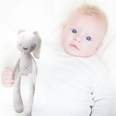 Doudou- Lapin-bras-bébé