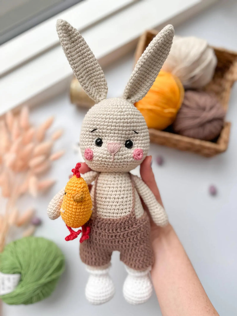doudou-lapin-tricot-salopette-brune